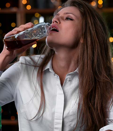 девушка пьет бутылку с алкоголем
