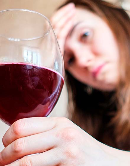 грустная девушка с бокалом вина