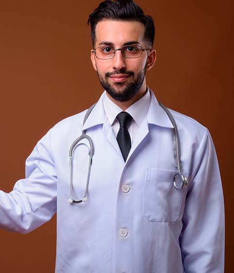 врач в белом халате смотрит в камеру